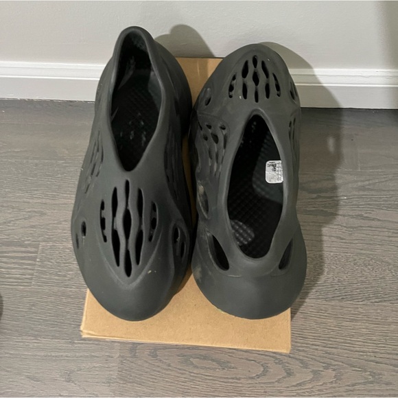 Yeezy Foam RNR Carbon - Picture 5 of 5